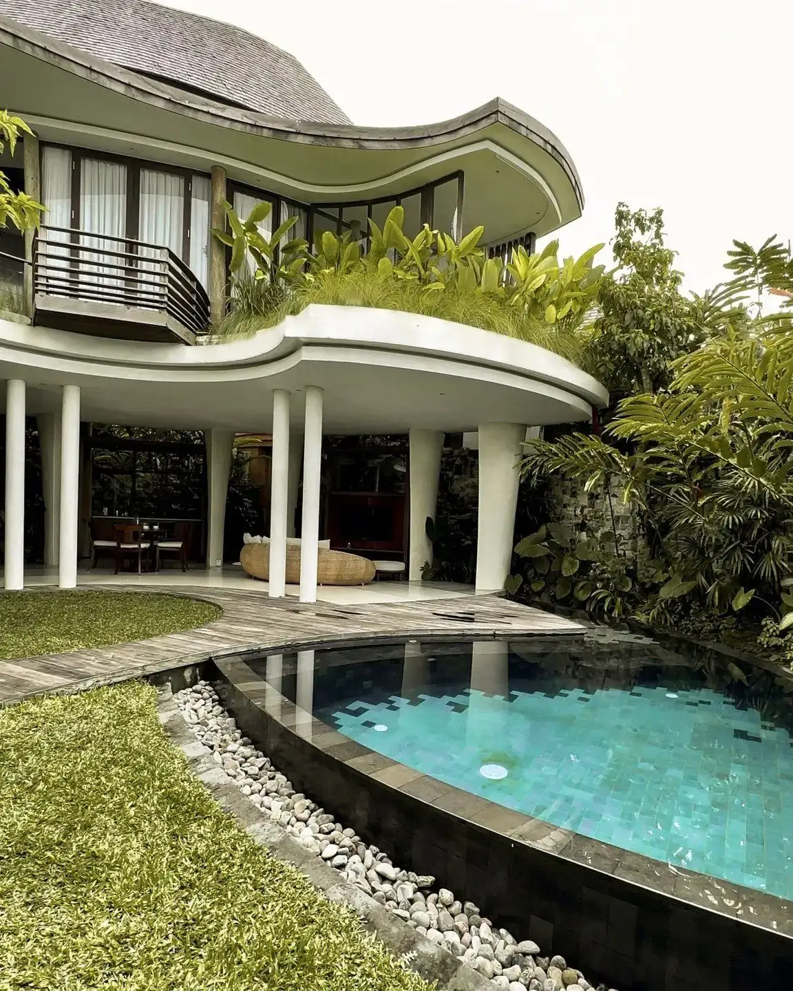 Eksterior villa, atap melengkung di atas kolam renang