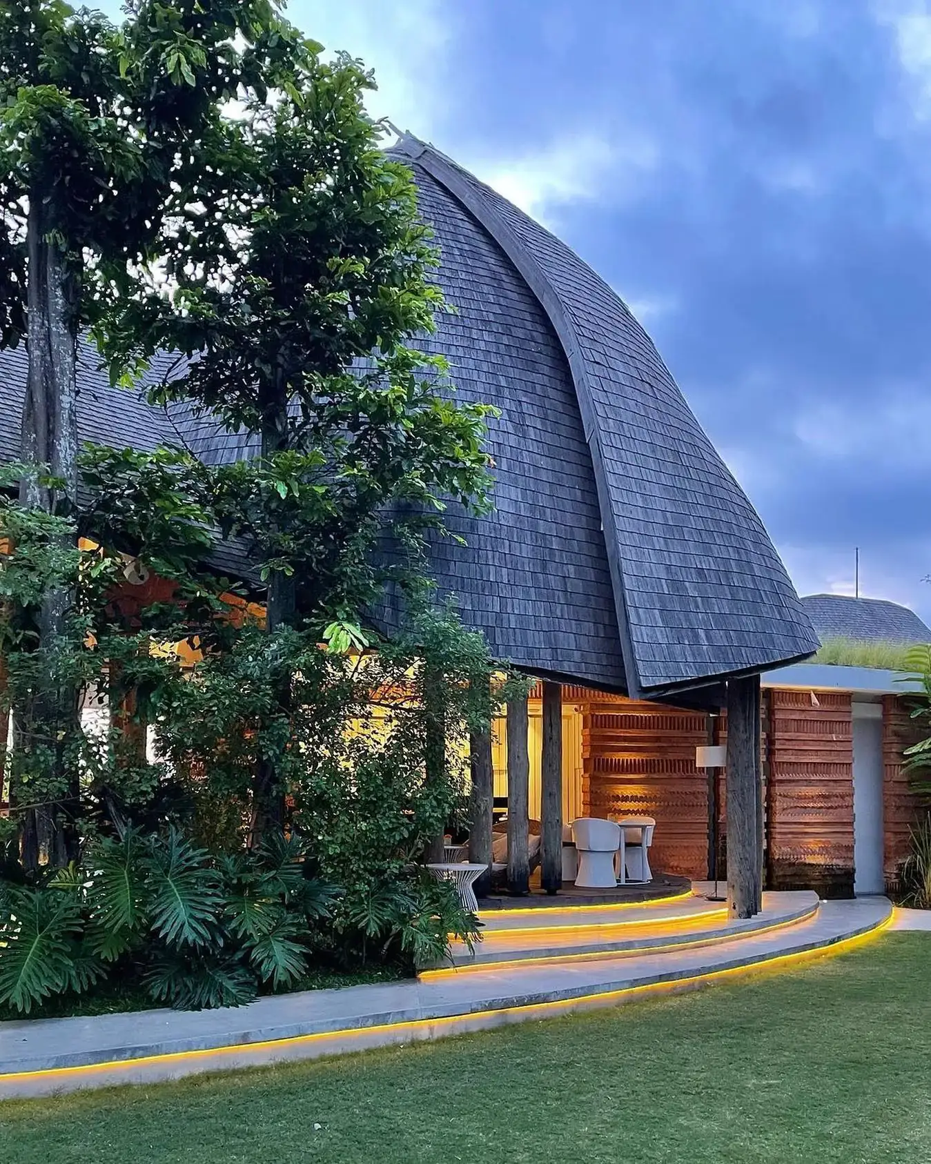 Kubah sirap kafe menjulang dari taman