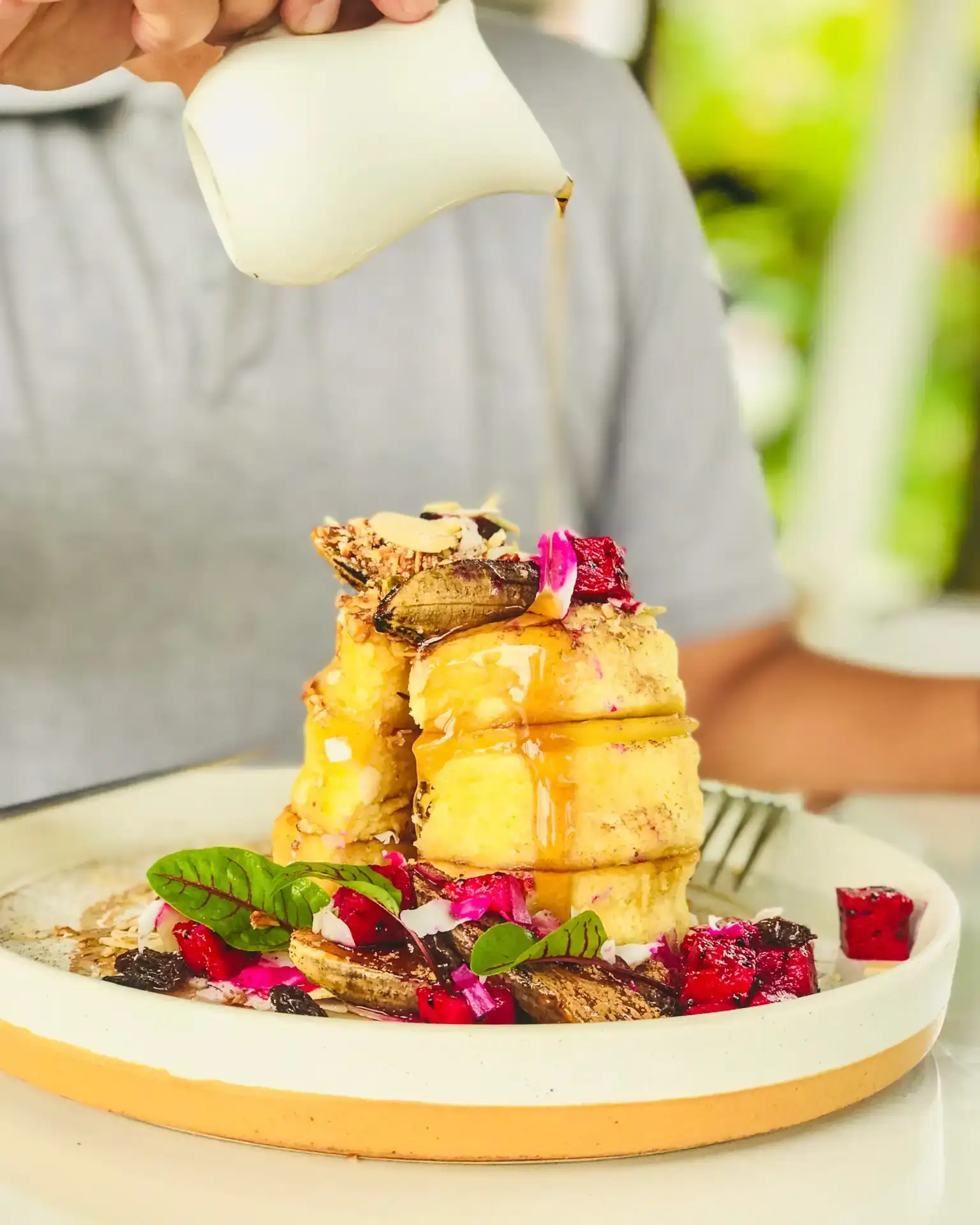 French toast bertumpuk dengan beri dan bunga