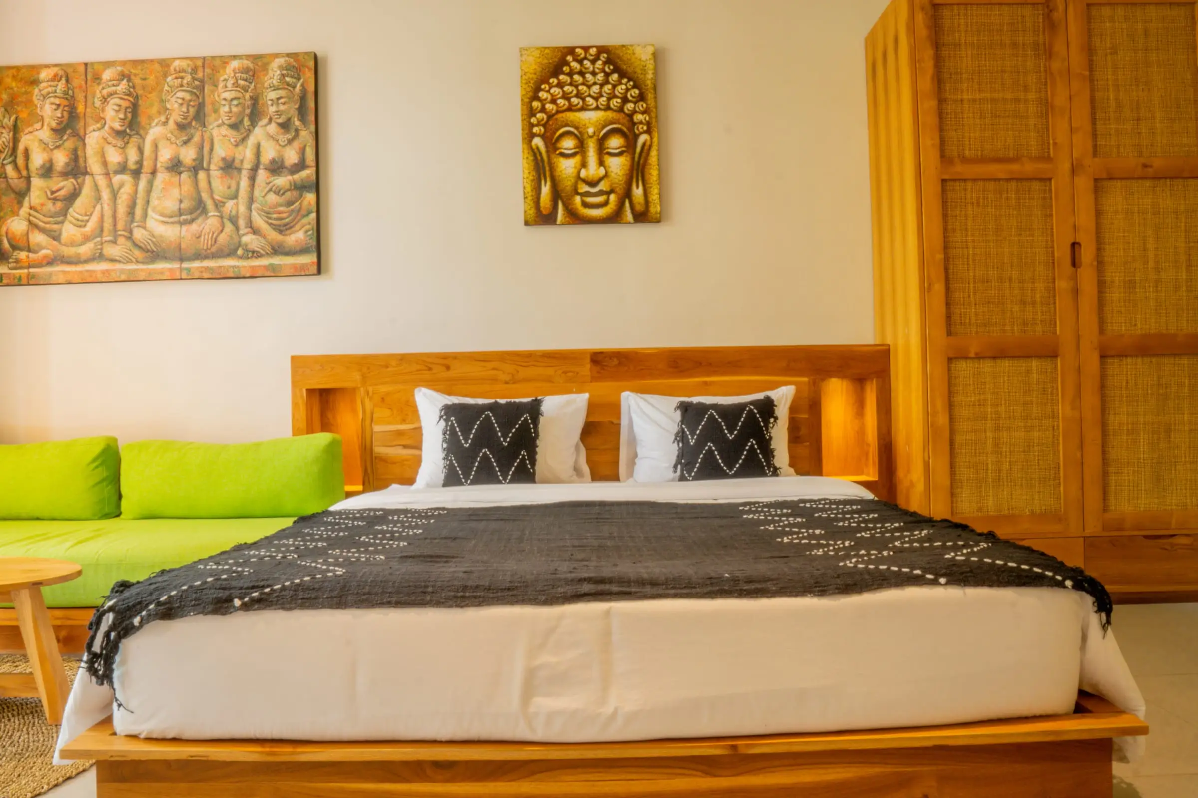 Tempat tidur dengan panel kayu dan ukiran di dinding